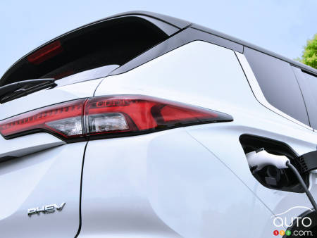Mitsubishi Previews Overhauled 2022 Outlander PHEV